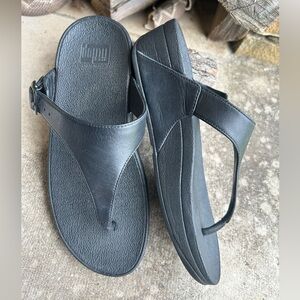 FitFlop Black Leather toe thong classy classic Sandals Sz-5. L
